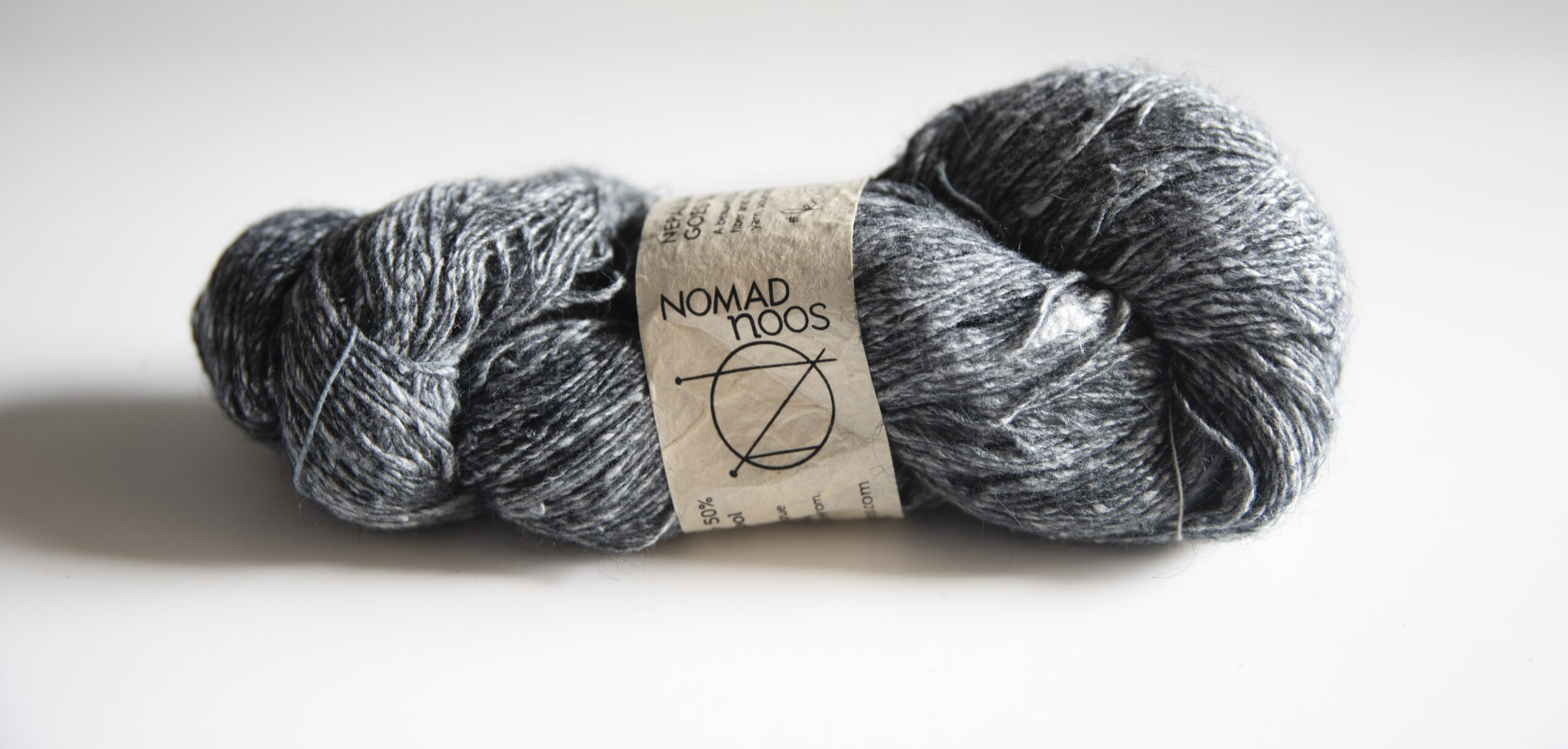 Nomadnoos Simply Enjoy Kanso Cardigan Strickkit Banane Wolle